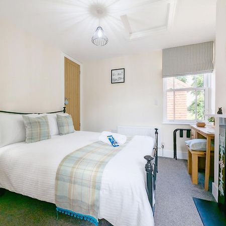 Four Priory Road, Chichester Extérieur photo