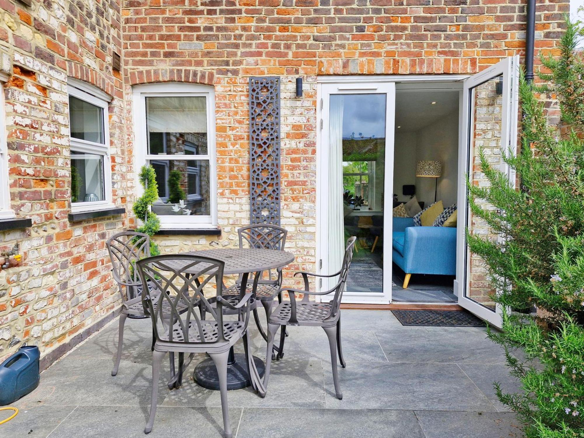 Four Priory Road, Chichester Extérieur photo