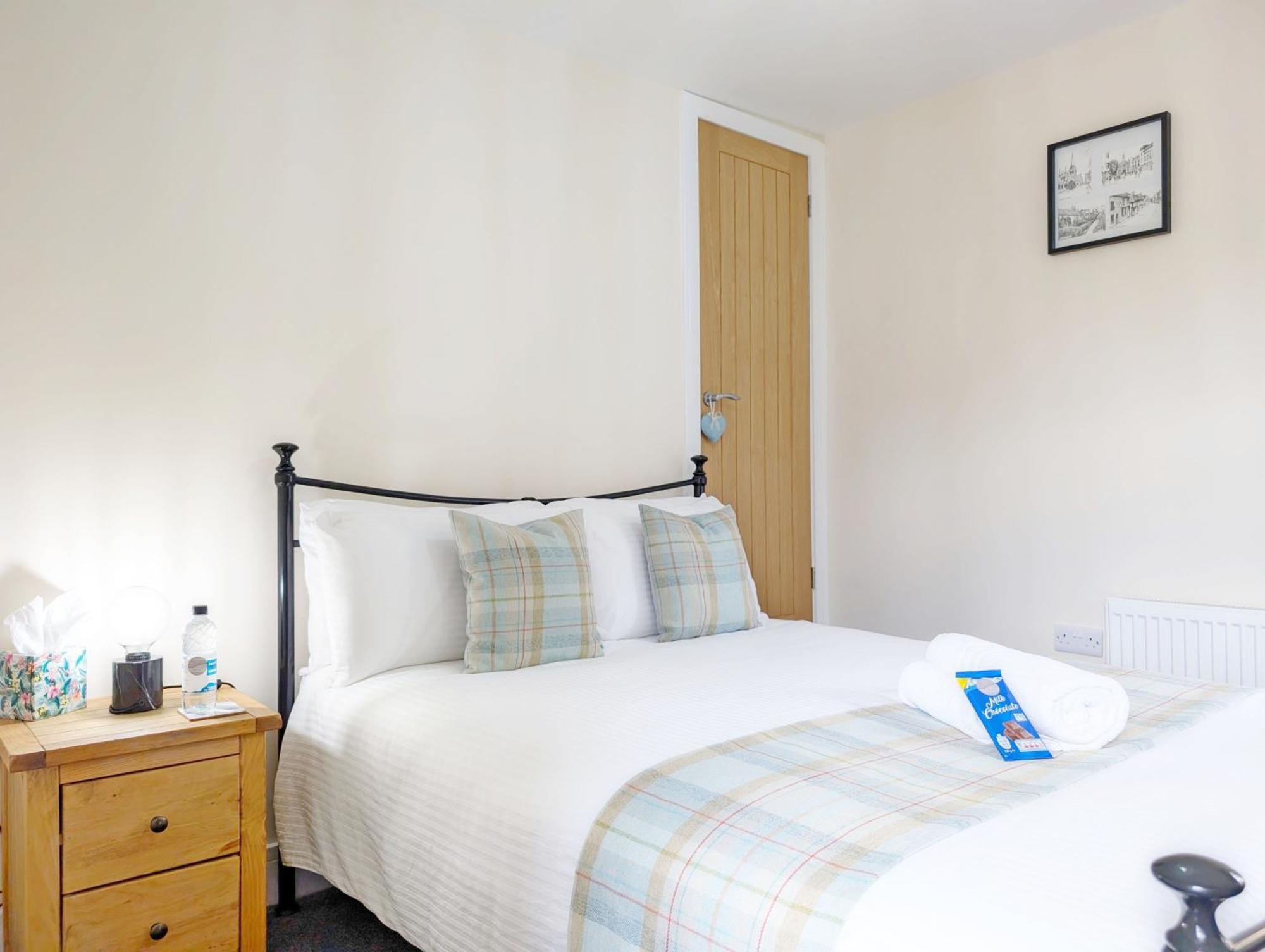 Four Priory Road, Chichester Extérieur photo