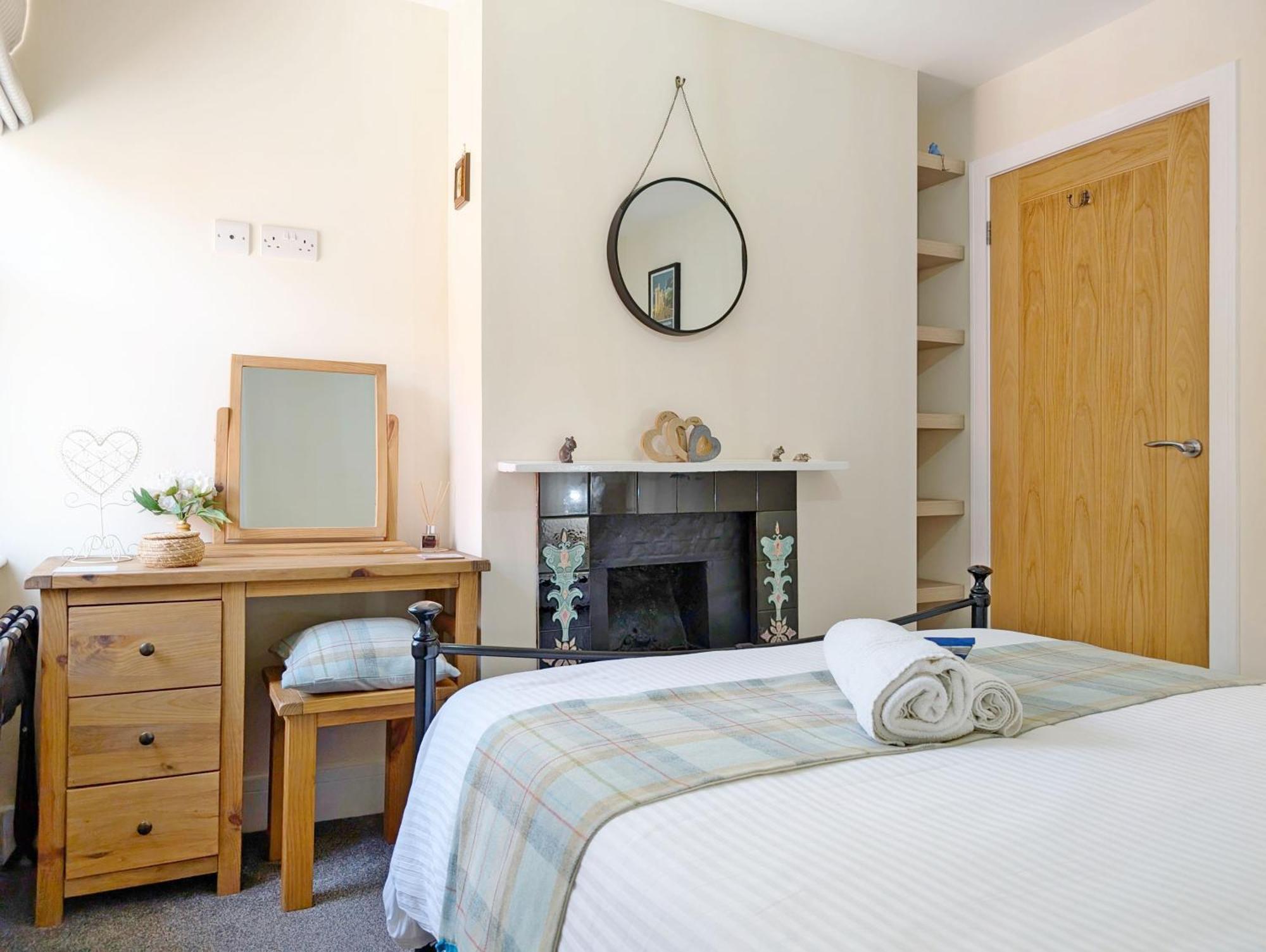 Four Priory Road, Chichester Extérieur photo