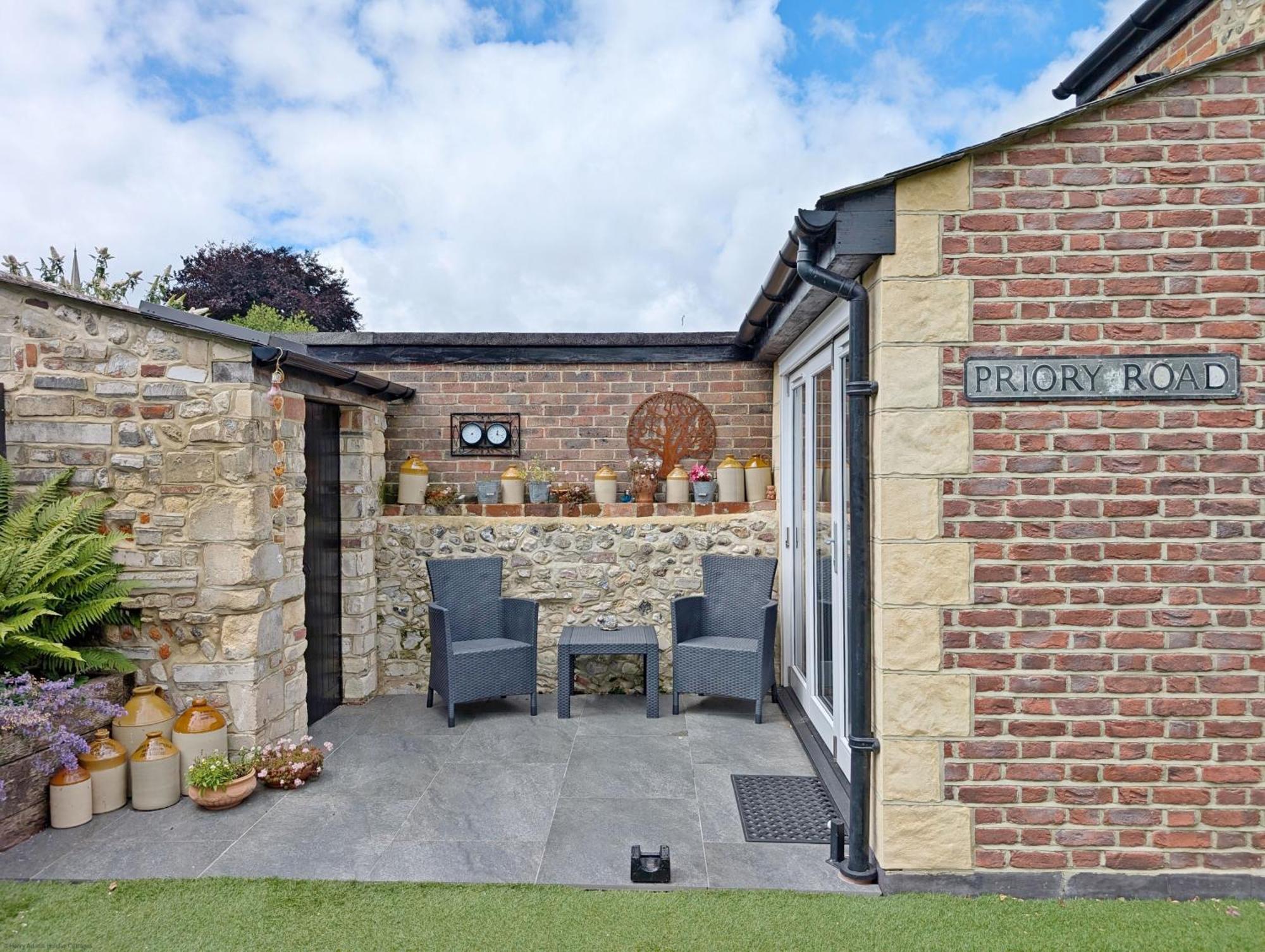 Four Priory Road, Chichester Extérieur photo